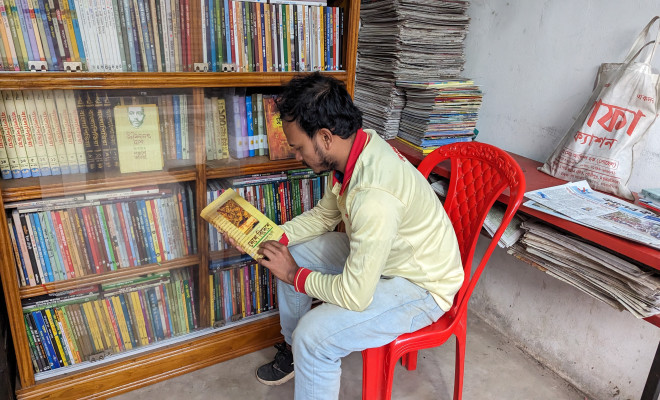 চা- দোকানি হারুনের স্বপ্নের পাঠাগারটি কি বিলুপ্তির পথে