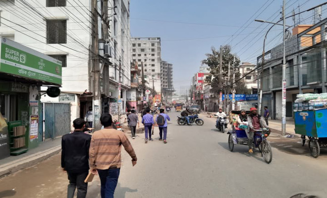 ময়মনসিংহ নগরে আজও চলছে না ইজিবাইক, পায়ে হেঁটে চলছে মানুষ