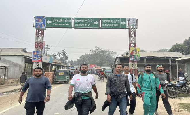 যে বার্তা নিয়ে ৩০ কিলোমিটার পথ হাঁটলেন ছয় তরুণ