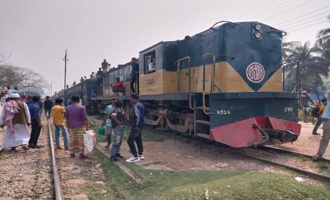 গফরগাঁওয়ে মহুয়া কমিউটার ট্রেনের ইঞ্জিন বিকল, ভোগান্তিতে যাত্রীরা