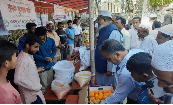 রমজানে কম মূল্যের হাট, ক্রেতাদের উপচে পড়া ভিড়