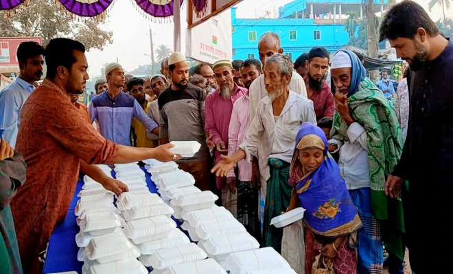 দরিদ্র ও পথচারীদের জন্য যুবদল নেতার প্রতিদিনের ইফতার আয়োজন