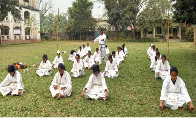 নিজেদের সুরক্ষায় কারাতে প্রশিক্ষণ নিচ্ছে মেয়েরা